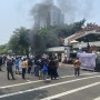 Puluhan Mahasiswa Papua Aksi Bakar Ban hingga Blokade Jalan di Kemendagri, Begini Tuntutan Mereka!