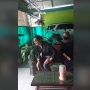 Duta Sheila on 7 Tercyduk Minum Es Degan Pinggir Jalan, Netizen Puji Kesederhanaannya