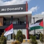 Pria Ini Tempel Stiker Bernada Sarkas untuk Pelanggan Mc Donalds: Pelan-pelan Komandan