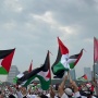 Diklaim Mencapai 2 Juta Orang, Orang Tua Hingga Bocah Ramaikan Aksi Bela Palestina di Monas