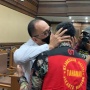 Peluk Erat Mario Dandy di Ruang Sidang, Rafael Berbisik ke Sang Putra: Hadapi, Jalani..!