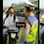 Aneh Tapi Nyata, Akal Pria Ini Encer Banget Bisa Akting saat Ditilang Polisi