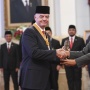 Pakai Peci Hitam, Presiden FIFA Gianni Infantino Terima Tanda Bintang Jasa dari Jokowi