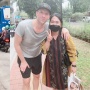Tak Bisa Nonton Konser Coldplay, Hoki Seumur Hidup Perempuan Ini Terpakai: Bisa Foto Bareng Chris Martin di Stasiun LRT