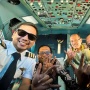 Kala Pose Tiga Jari Mahfud bareng Pilot Garuda Pancing Kegaduhan