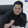 Foto Pilot Garuda Pose Tiga Jari dengan Mahfud MD, Erick Thohir Tertawa: Bukan ASN