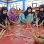 Berdayakan Warga, GMP Latih Warga Anyam Bambu untuk Buat Kerajinan Tangan