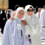 10 Potret Kedekatan Fuji dengan Asisten, Berangkat Umrah hingga Heboh Kasih Duit saat Ultah