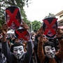 Aksi Mahasiswa Pakai Topeng Jokowi Bersilang Merah Tanda Kemunduran Demokrasi Gegara Putusan MK Nomor 90