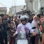 Tiba di Tanah Merah, Anies Bonceng Istri Naik Motor Disambut Spanduk AMIN Hanya Punya Doa Tak Punya Paman di MK