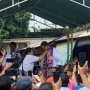Diberi Selendang dari Warga Tanah Merah, Anies: untuk Gendong Anak-anak Agar Tak Putus Sekolah