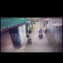 Terekam CCTV Maling di Siang Bolong, Emak-emak di Petukangan Ternyata Nyolong Telur Sekilo!