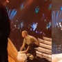 Momen Langka Ekor Gaun Pengantin Gwen Ashley Diangkat Max George, Vokalis The Wanted Nyambi Jadi Bridesmaid