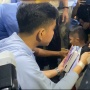 Kampanye di Penjaringan, Gibran Tak Sampai 30 Menit, Cuma Bagi Buku dan Susu