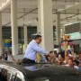 Kampanye di Medan, Anies Diserbu Ratusan Emak-emak saat Tiba di Bandara Kualanamu