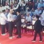 Jelang Debat Perdana, Pasangan Capres-Cawapres Saling Berjabat Tangan di Arena