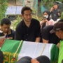 Baru Pulang dari London, Jeje Govinda Ikut Angkat Keranda dan Turunkan Jenazah Ibu ke Liang Lahad
