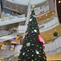 Super Besar! Ada Pohon Natal Raksasa Setinggi 12 Meter di Mal Ini