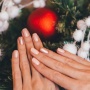 5 Rekomendasi Warna Kuku yang Cocok untuk Sambut Natal dan Tahun Baru