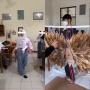 Viral Siswa SMA Rancang Dress dari Koran, Hasilnya Bikin Sungkem: Mirip The Hunger Games
