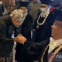 Pakai Surjan Hitam, Ganjar Salami Pratikno Sembari Menunduk di Dies Natalis UGM ke-74