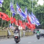 Pemasangan Bendera PDIP dan Demokrat Main Tinggi-tinggian di Kawasan Tebet