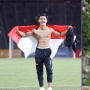 Adu Gaya Telanjang Dada Asnawi Mangkualami vs Pratama Arhan: Siapa Lebih Six Pack?