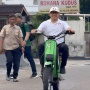 Gaya Cak Imin Kendarai Vespa Trail tanpa Kenakan Helm, Gak Bahaya Ta?