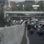 Diteriaki Curang, Wanita Ini Kesal Pengendara Motor Berpelat Dinas Polri Tak Ditilang Melintas di JLNT Casablanca