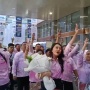 Kompak Pakai Kaos dan Kemeja Pink, Pendukung Ganjar-Mahfud Sambangi Area Debat