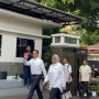 Kenakan Pakaian Putih, Anies Lambaikan Tangan saat Tiba di Kediaman Cak Imin Jelang Debat Cawapres