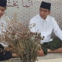 Anies Balas Candaan Gus Yahya kepada Cak Imin, Usai Berziarah di Makam KH Bisri Mustofa