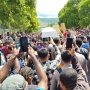 Ribuan Warga Papua Sambut Jenazah Lukas Enembe yang Tiba di Jayapura