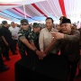 Warga Sukabumi Sambut Kedatangan Menhan, Sejumlah Anak Gembira Mendapat Cokelat dari Prabowo