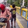 Aksi Heroik Sekumpulan Bocah Laki-laki yang Halau Pemotor Naik ke Atas Trotoar di Jakarta