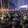 Pengunjung Berdesakan di Bundaran HI Saat Malam Pergantian Tahun, Sejumlah Warga Jatuh Pingsan