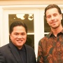 Pakai Batik, Thom Haye Makan Malam Bareng Ketum PSSI Erick Thohir