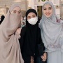 10 Potret Artis Umrah di Akhir Tahun, Ria Ricis yang Paling Disorot