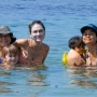 Wajah Luna Maya Disorot Pakai Sunblock Tebal Saat Berenang di Pantai, Ini Manfaatnya Untuk Perempuan Berusia 40 Tahun
