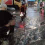 Sepeda Motor Nekat Terobos Banjir, Ini Risikonya...