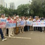 Pendukung AMIN Curi Perhatian di Area Debat Capres, Boyong Spanduk dari Karung Beras