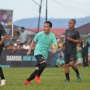 Main Bola Bareng Raffi Ahmad di Maluku, Rambut Baru Gibran Lepek Kena Hujan