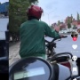 Kehabisan Bensin, Bapak-Bapak Terpaksa Dorong Sepeda Motor 3 KM Gegara Tak Punya Uang
