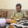 Kangen Berat! Mahfud MD Makan Sambal Ganja di Rumah Makan Medan Baru