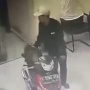 Viral Maling di Jakut Santai Gasak Motor Korban di Dalam Rumah, Modusnya Nyamar Petugas Internet?