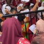 Istri Ganjar Dicegat Ratusan Anak SD di Palembang! Apa yang Mereka Minta?