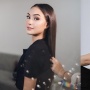 8 Adu Gaya Caitlin Halderman vs Vanesha Prescilla, 2 Artis Cantik yang Berperan Sebagai Milea