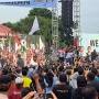 Kampanye Di Batam: Prabowo Cium Bendera Palestina, Lempar Baju Safari Ke Pendukung