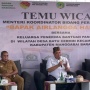 Menko Perekonomian Airlangga Ungkit Angka 2 dan 4 Saat Bagikan Beras di Manggarai Barat