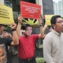 Empat Tahun Harun Masiku Buron, ICW Gelar Aksi Teatrikal dan Pakai Topeng wajah 4 Pimpinan KPK